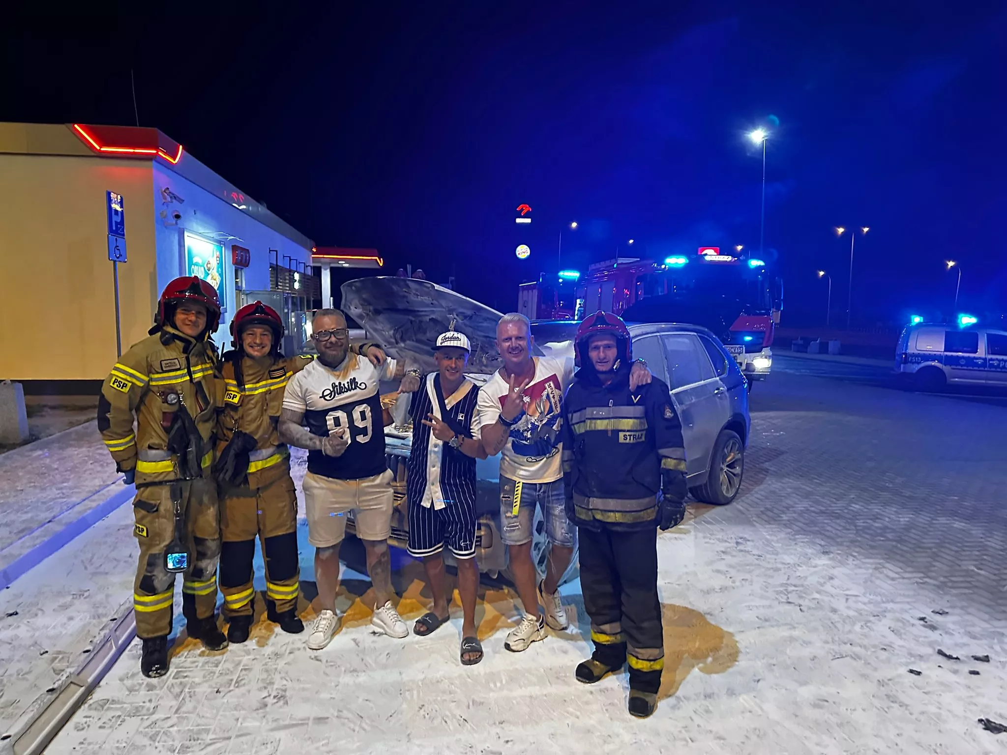 Pilne! Zagrożenie eksplozją?! Auto znanego gwiazdora disco polo Dbomb zapaliło się w trakcie jazdy! Akcja gaśnicza - wezwano służby | ZDJĘCIA

